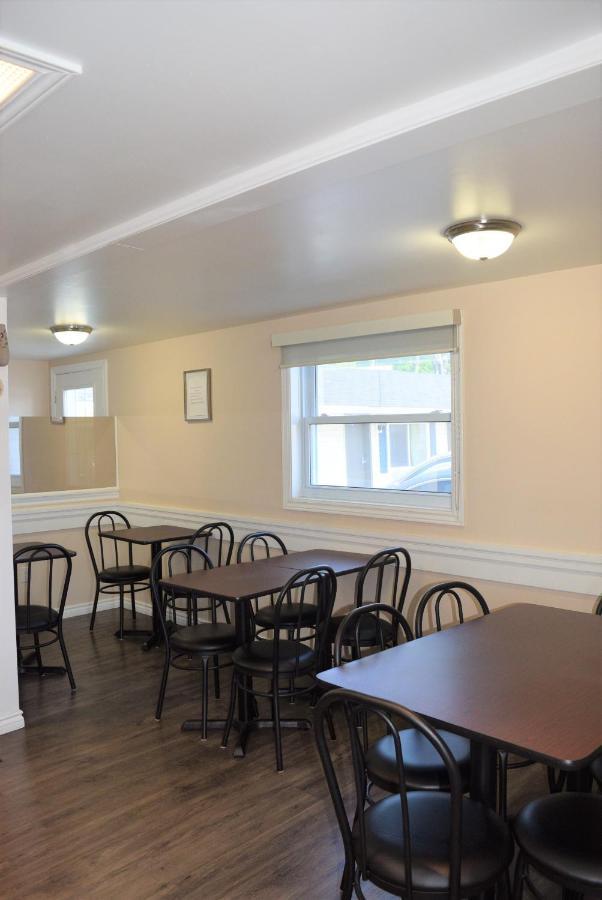 Knights Inn Arnprior Экстерьер фото