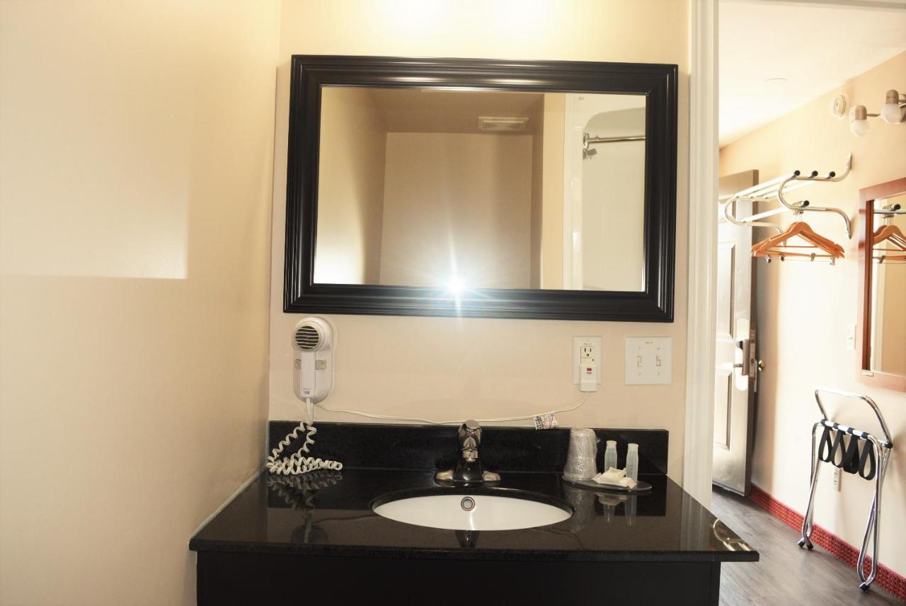Knights Inn Arnprior Экстерьер фото