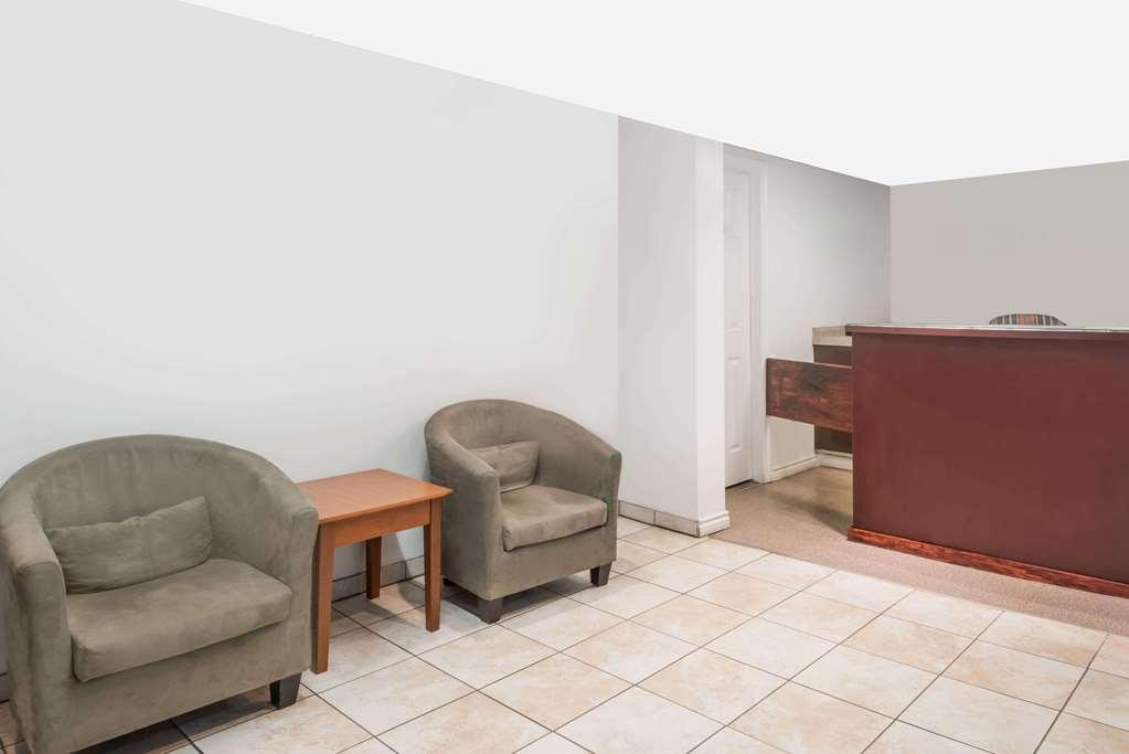Knights Inn Arnprior Интерьер фото